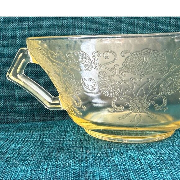 1930s Federal Glass‎ Yellow Depression Glass Tea Trio – "Sharon / Cabbage Rose" - Picture 6 of 7